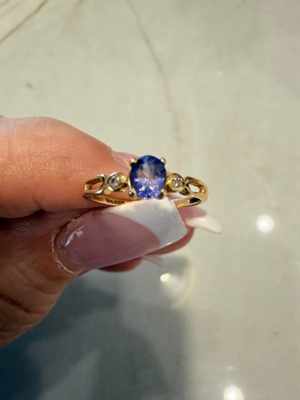 14K Gold Ring with Blue Violet Tanzanite. 2 oval Diamonds. - Picture 2 of 5